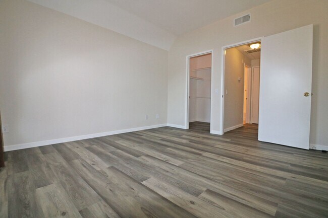 Building Photo - Mission Valley condo (River Colony) with balcony!  Central heat/ air. Gated garage parking. Pool/...