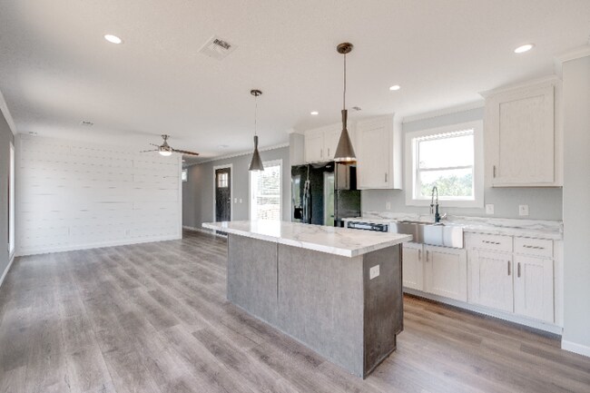 Building Photo - 672 Ridge Rd