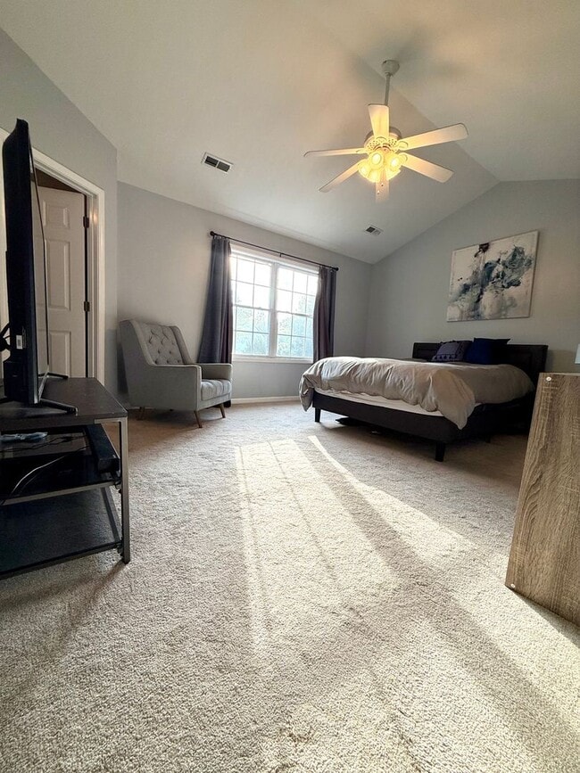 Building Photo - 4 Bedroom Near Summit School! Avail January 2026,  Monthly rent $1,980