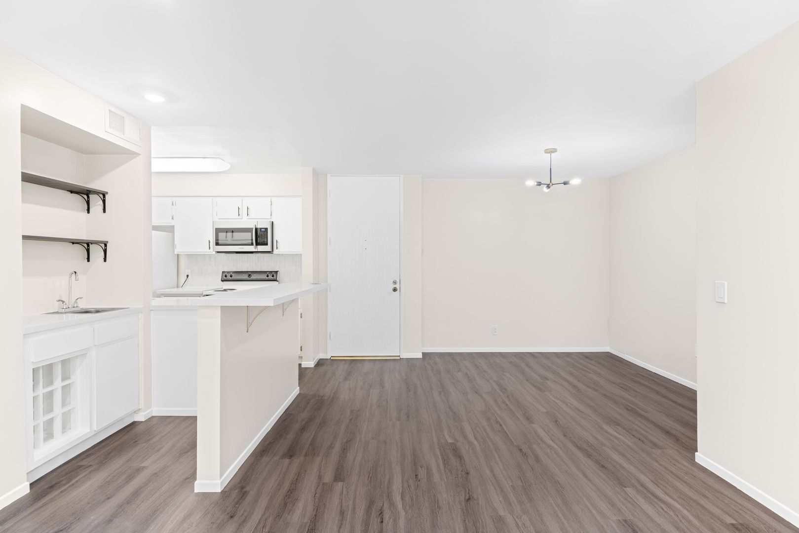 Building Photo - Resort-Style 2-Bed, 2-Bath Condo with Lake...