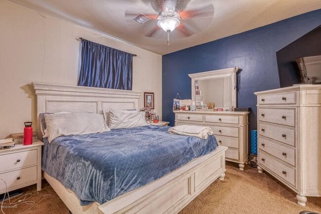 Building Photo - Fantastic home located in A Gated Communit...