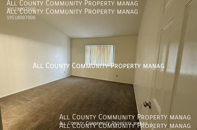 Building Photo - 2277 Oak Ave