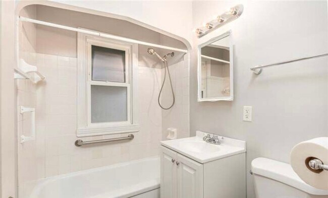 Building Photo - Beautiful spacious cape code move in ready!