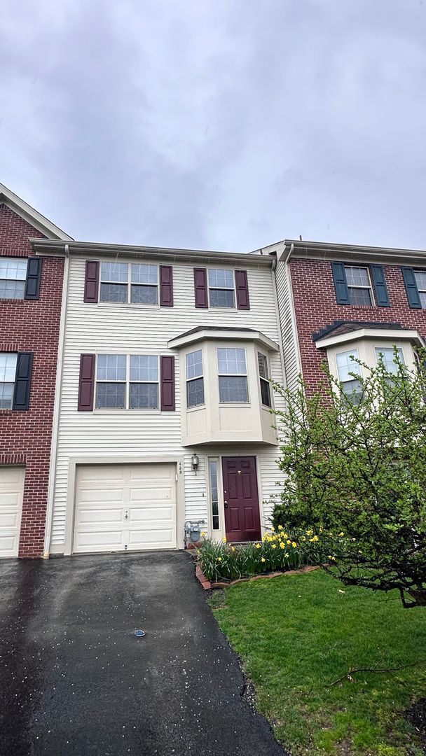 Building Photo - Lovely 3 bed, 2.5 bath townhouse in Seven ...