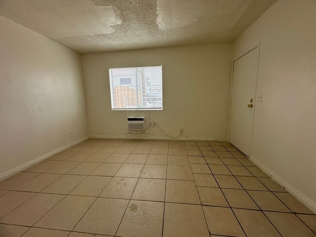 Building Photo - Studio