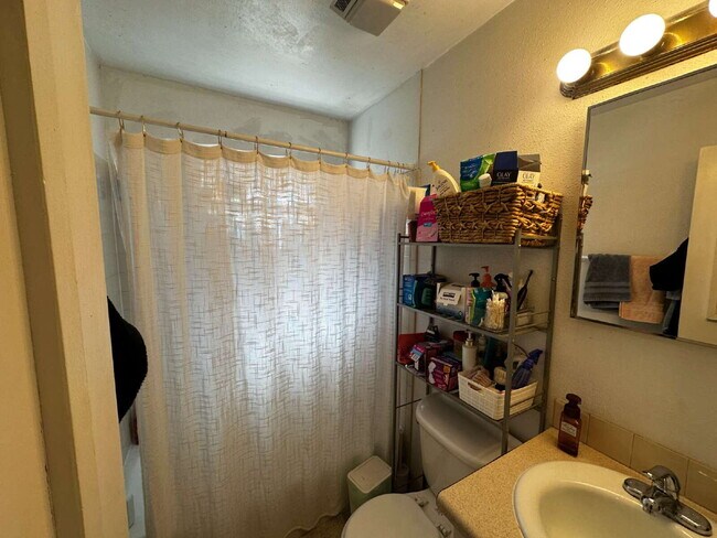 Building Photo - "Charming 4-Bed, 2-Bath Home in Denver's Vibrant Neighborhood!"