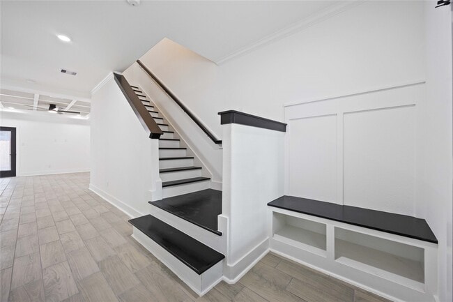 Building Photo - 6726 Paris St