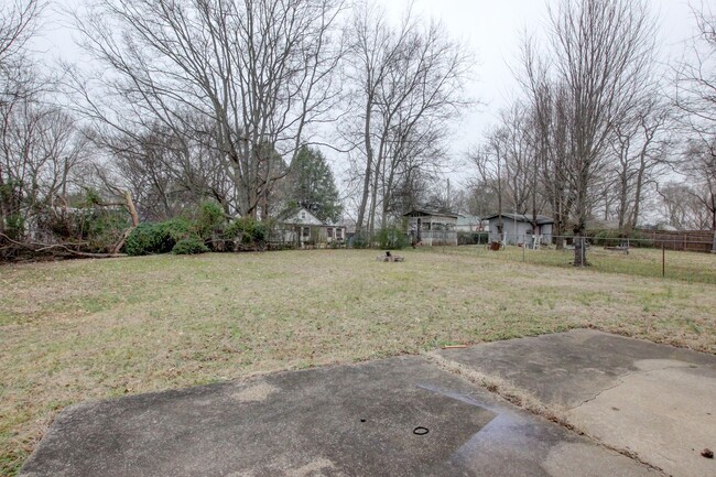 Building Photo - Fresh and Clean 4 bed Near Ft Campbell and...