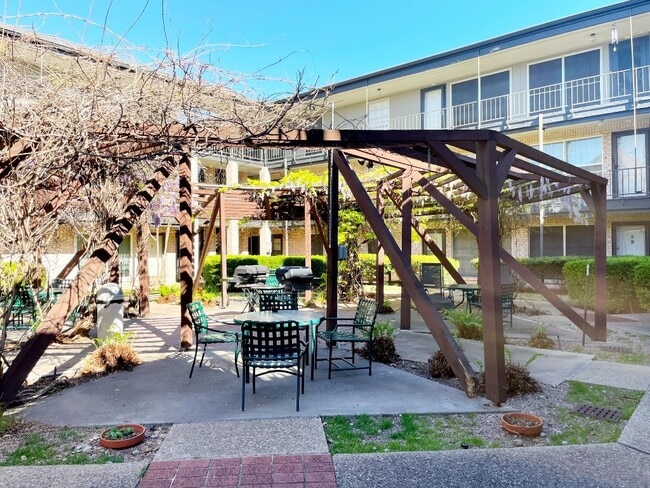 Building Photo - 2425 Ashdale Dr
