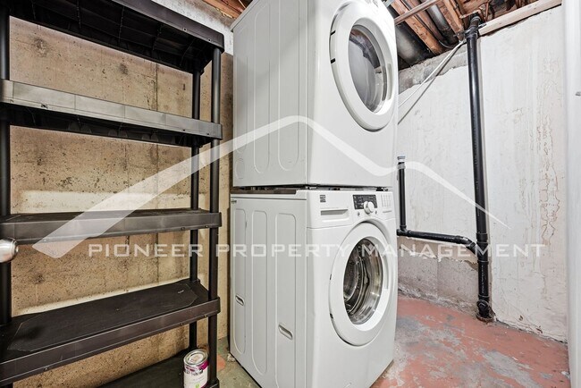 Building Photo - Spacious Townhouse with Washer/Dryer and Central AC