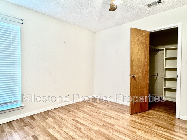 Building Photo - 2110 Oak Creek Cir