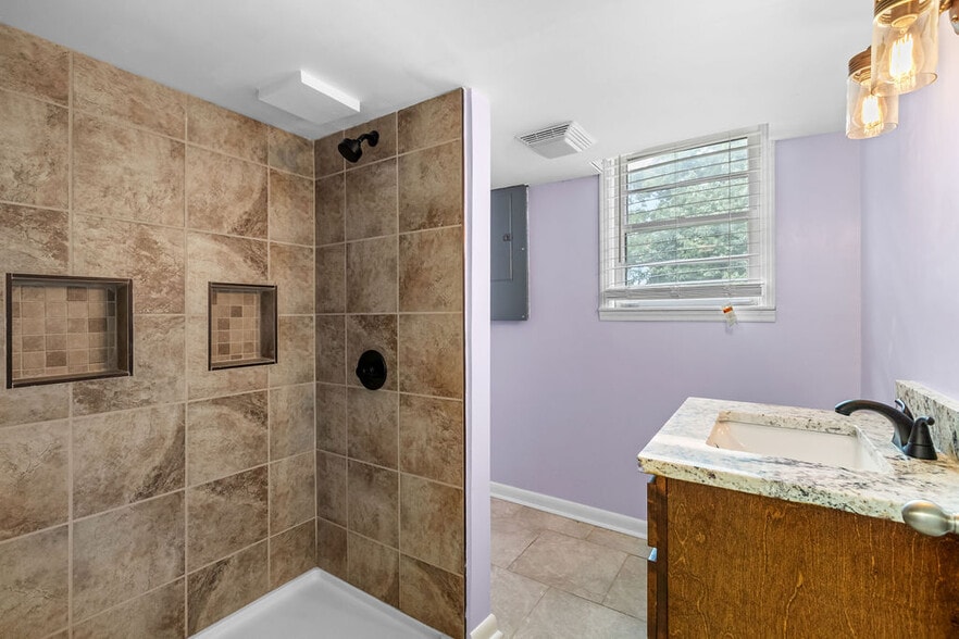 Shower - 512 River Rouge Dr