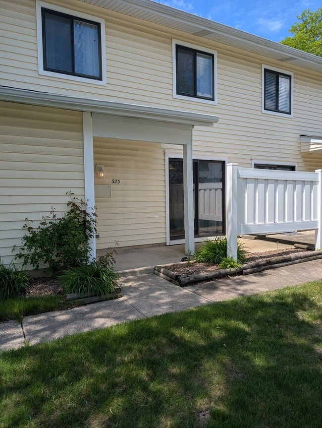 Building Photo - 323 Bayview Point