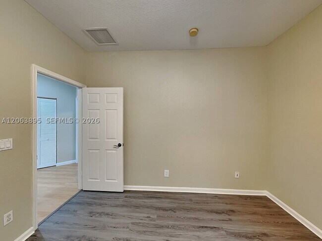 Building Photo - 4944 Cypress Ln