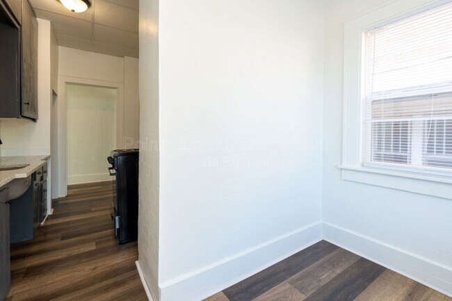 Building Photo - 423 N Emporia Ave