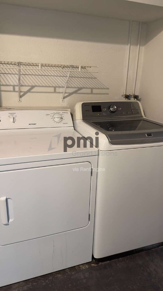 Building Photo - 1103 6th St