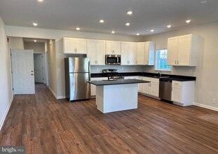 Building Photo - 138 W Fifth St