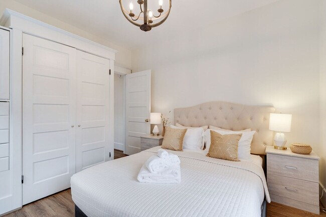 Building Photo - 2403 7th Ave W