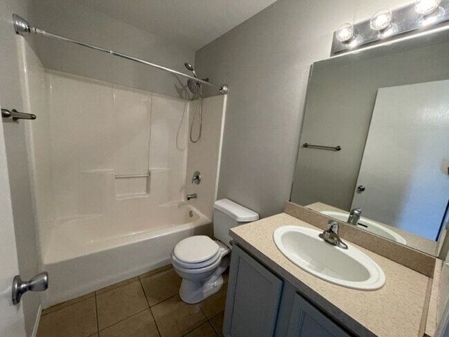 Building Photo - 4 Bedroom Walk out Basement Duplex in Ozark!