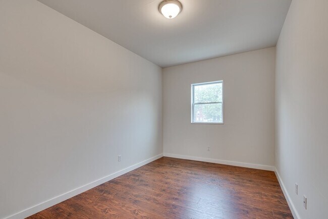 Building Photo - Newly Renovated Temple Apartments