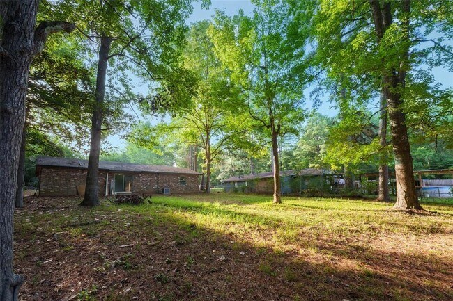 Building Photo - 600 Thrush St