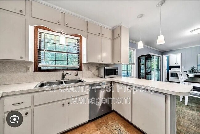 Building Photo - 4106 N Shallowford Rd