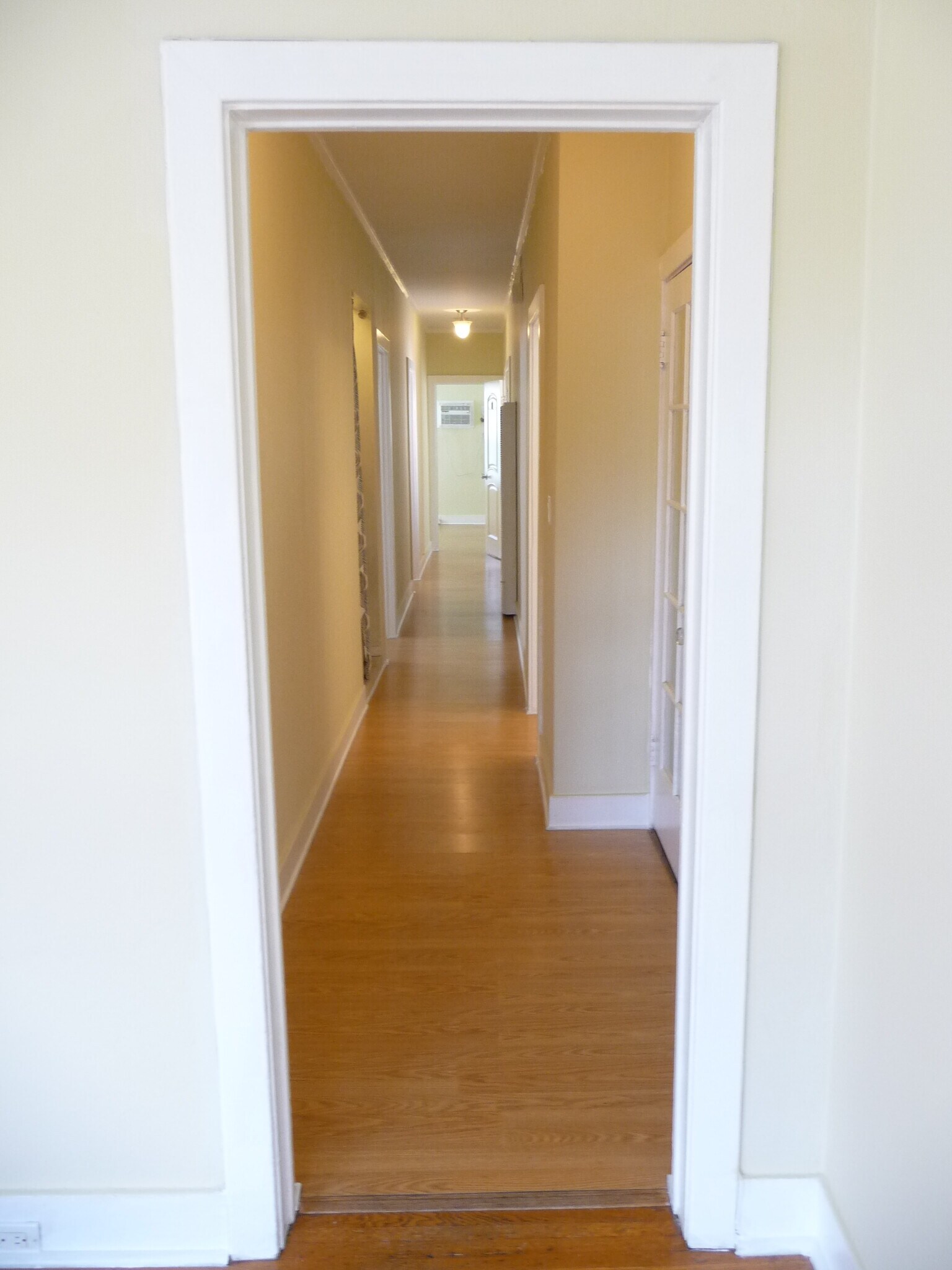 Building Photo - 435 1/2 N Sierra Bonita Ave