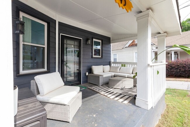 Building Photo - Stylishly Updated 3/2 w/ Large Deck in Grant Park!