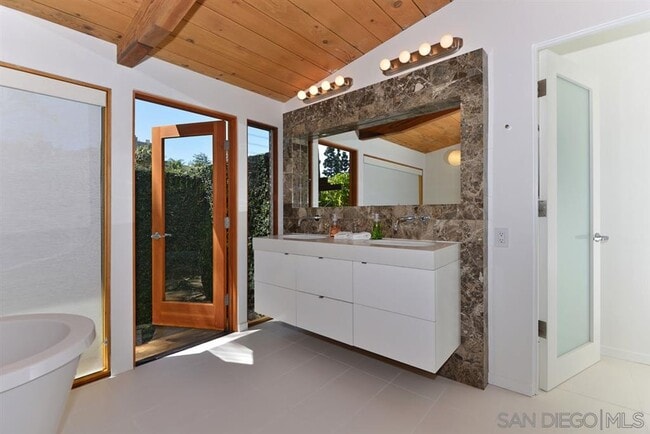 Building Photo - 2264 Paseo Dorado
