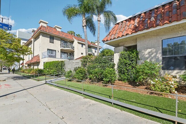 Building Photo - 3BD/2BA Apartment with Laundry In-Unit, Appliances, Tandem Parking & More | 1MO. Free OAC