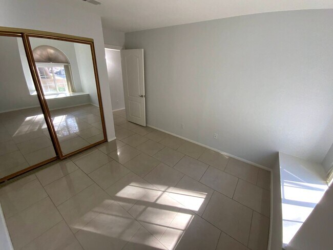 Building Photo - Resort Style 3 Bedroom Condo Located near UNLV, Airport and Strip