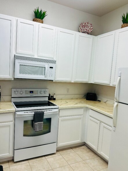 Building Photo - 1002 Gran Bahama Blvd