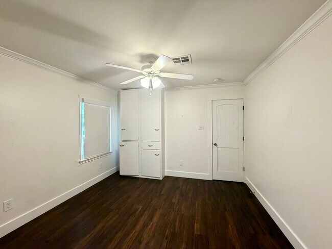 Building Photo - 3808 Beverly Dr