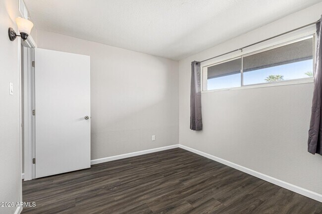 Building Photo - 803 N Park Ave