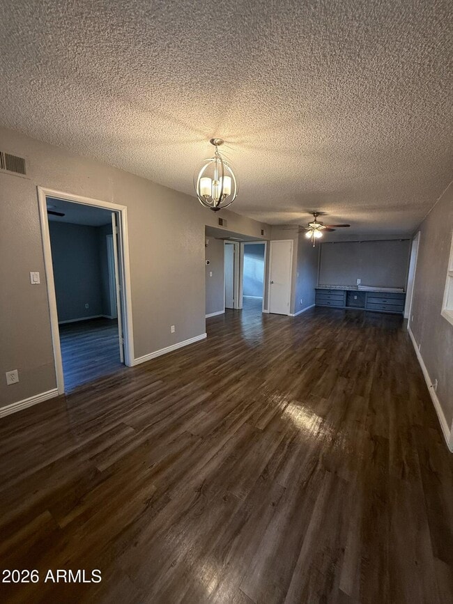 Building Photo - 102 E Ivy St