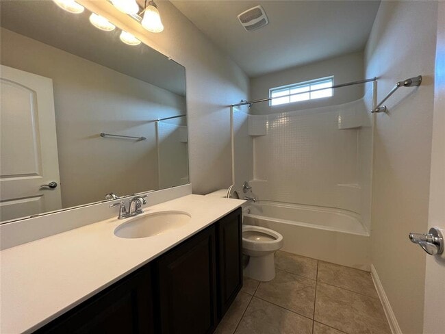 Building Photo - 1325 Meadowsouth Ln