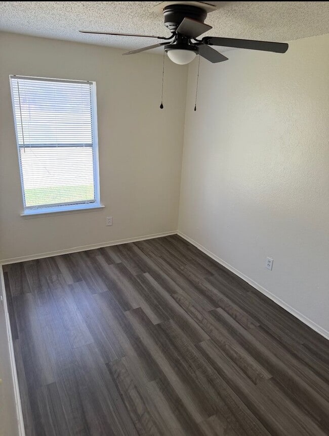Building Photo - Newly Updated 2 Bed / 1 Bath Duplex
