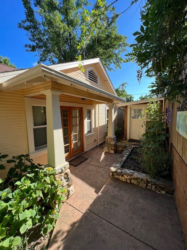 Building Photo - Charming 1 bedroom 1 bath cottage tucked off the beaten path but in down town Grass Valley with p...