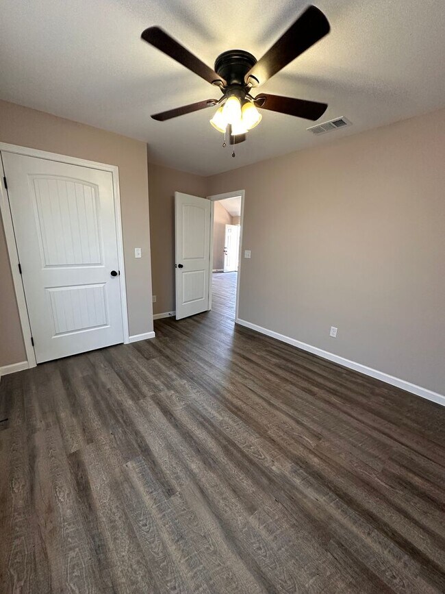 Building Photo - 3 Bed 2 Bath Brick Home with Fenced in Backyard