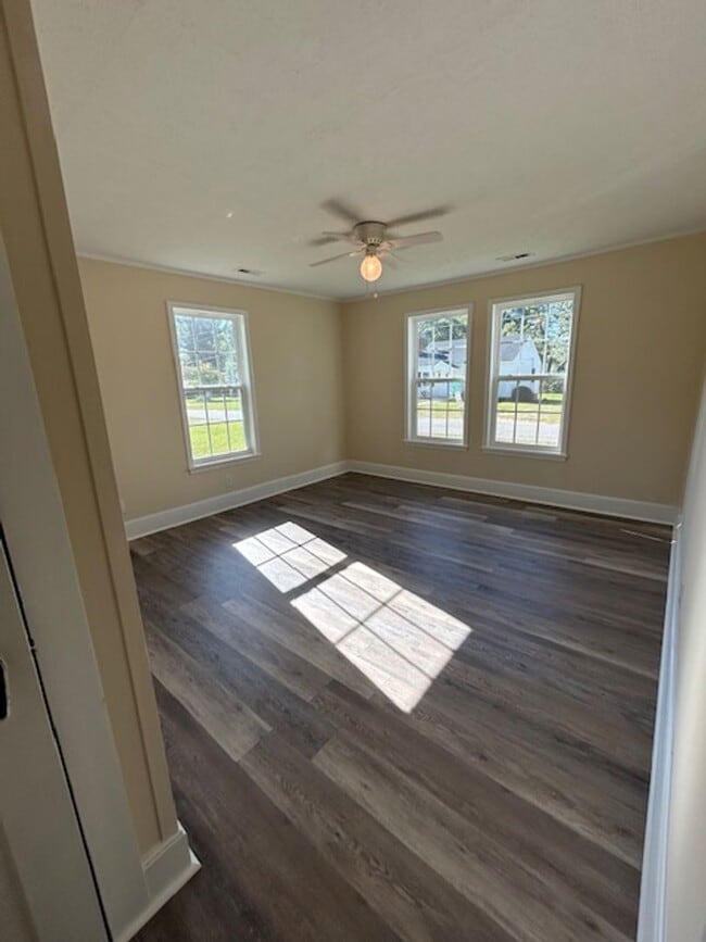 Building Photo - 3 Bedroom 1 Bath Home