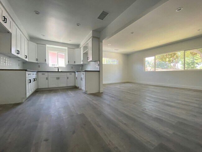 Building Photo - 150 N Roberto Ave