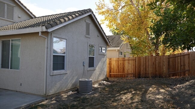 Building Photo - Gorgeous 3 bedroom 2 bathroom home in Sacramento!