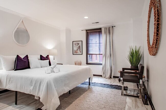 Building Photo - 1020 16th St NW