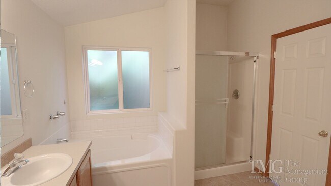 Building Photo - Beautiful 4-Bedroom Home with Custom Finishes & Thoughtful Layout