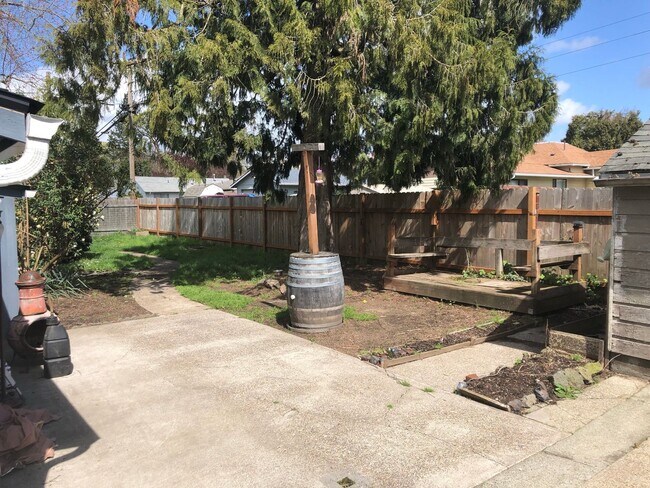 Building Photo - Charming 3 Bed/1 Bath Home in Downtown New...