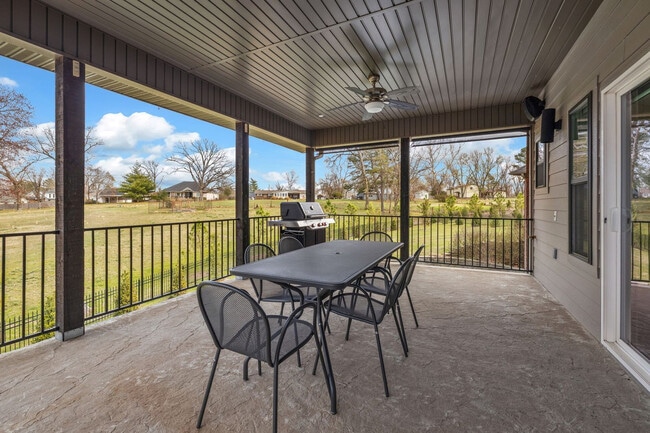 Building Photo - 802 NW D St