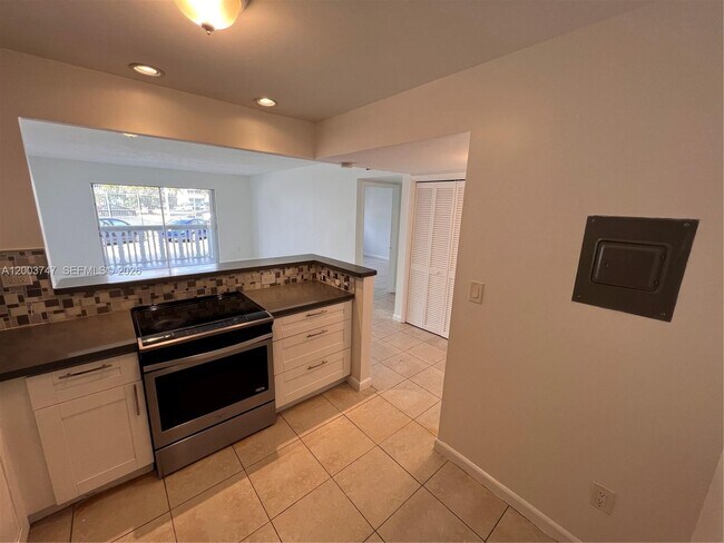 Building Photo - 15221 NE 6th Ave