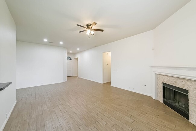 Building Photo - Light and Bright Ready for Immediate Move In!