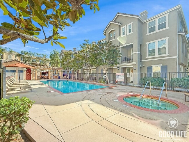 Building Photo - Stylish Eastlake Townhome with Pool Access...