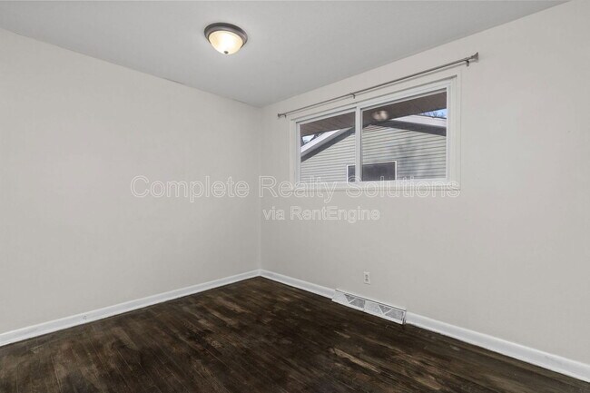 Building Photo - 9834 Portage Dr